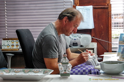 Delft master painter at work